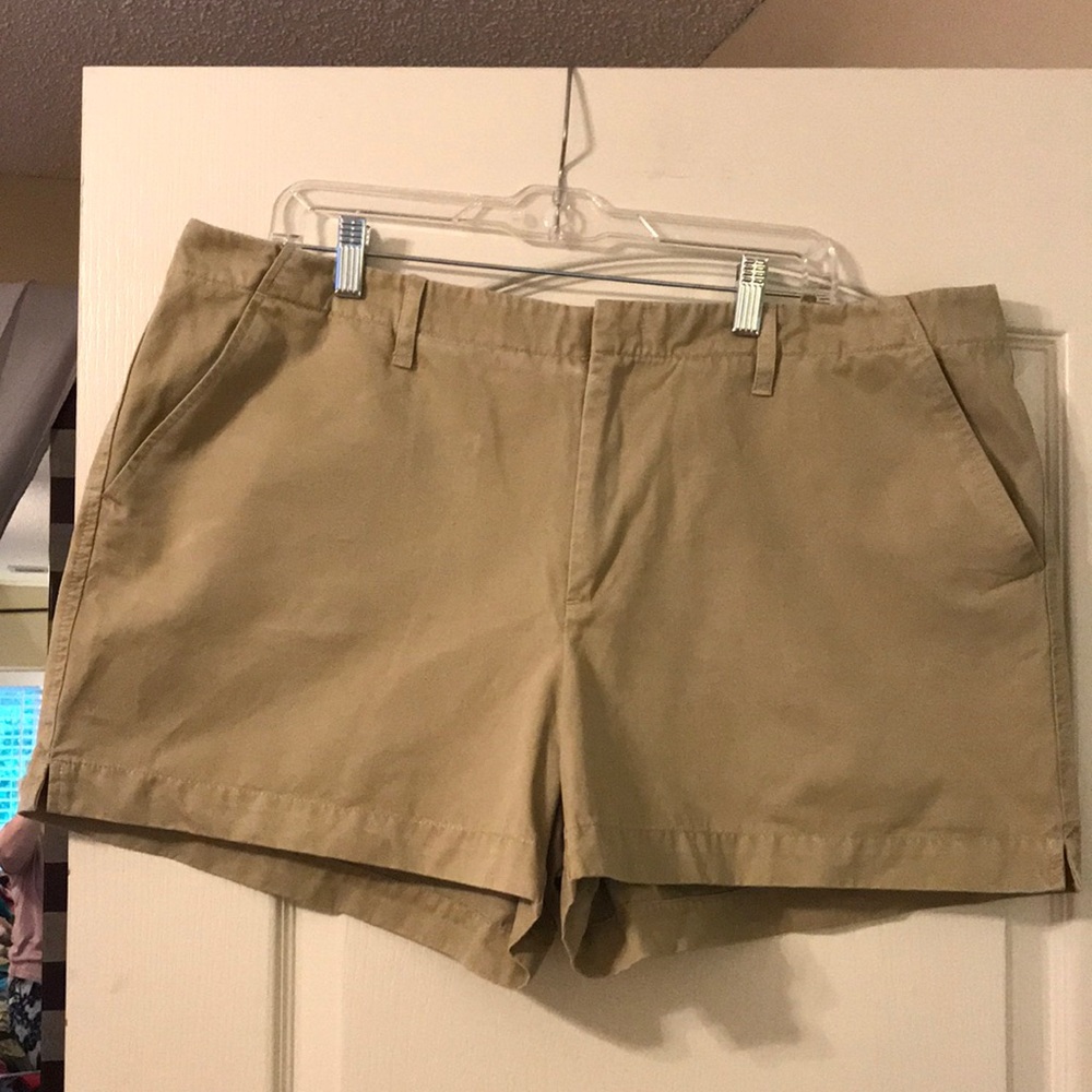 BIN12 Old Navy women’s khaki chino shorts in sz 18